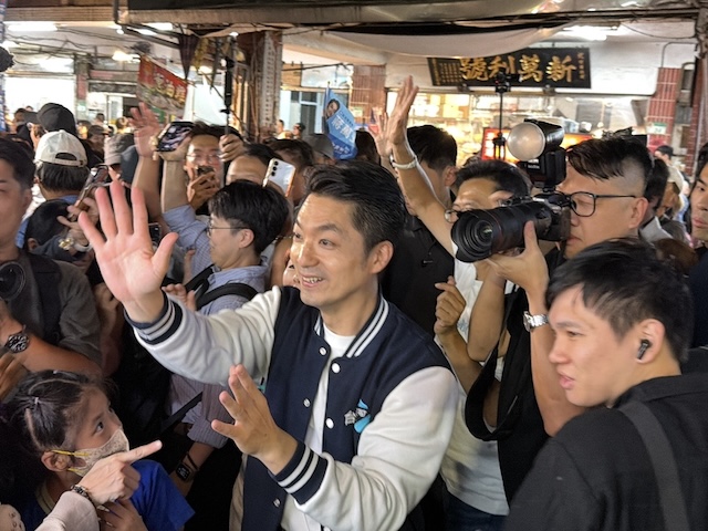 台北市長蔣萬安（前中）27日晚間赴內湖737夜市掃街拜票，逐一問候現場攤商。圖/中央社