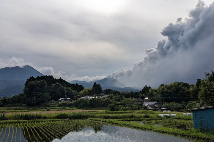 日本新燃岳火山時隔7年再噴發　火山灰柱達500公尺高空