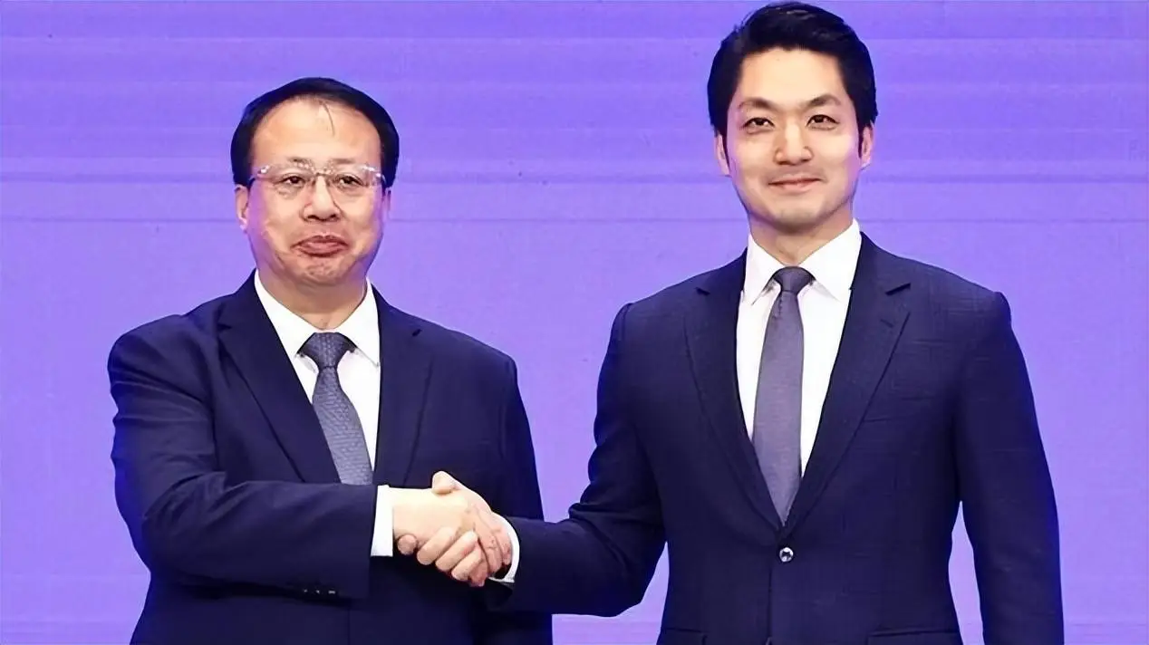 上海市長龔正（左）因今年已66，預料市長職位將交棒。圖為去年12月28日台北市長蔣萬出赴上海出席雙城論壇時，與龔正握手。圖／取自搜狐