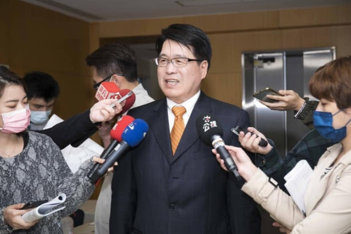 候選人個資外洩爭議　中選會主委游盈隆鞠躬致歉：工程師無心疏失