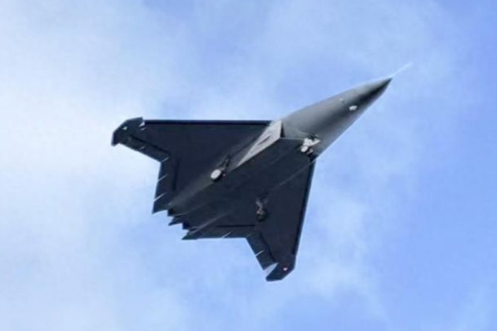 大陸網上流傳可能被命名為殲-50的國產六代機原型機試飛畫面。圖/取自微信