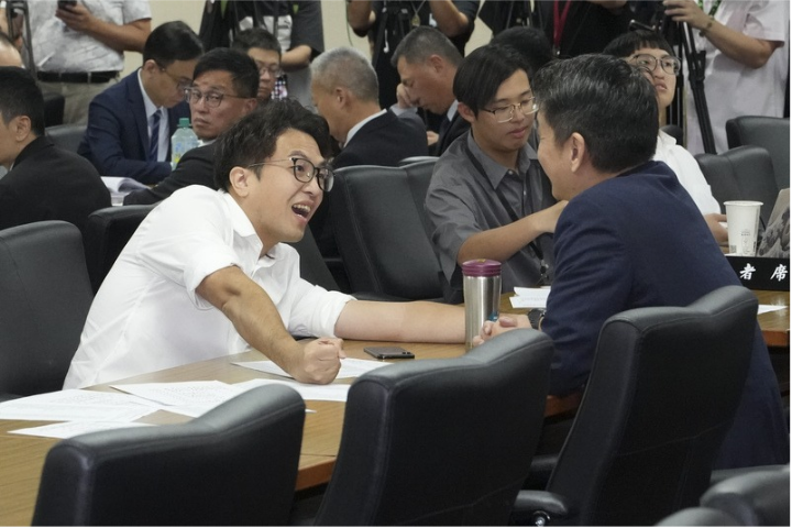 沈伯洋簽到後離席上廣播　徐巧芯延長登記遭王義川怒罵「爛召委」