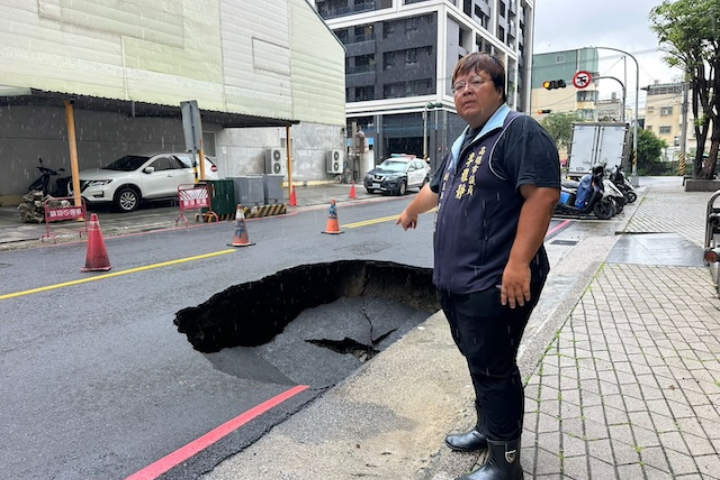 暴雨狂炸南台灣！高雄驚現1.4米天坑　台南街道成河、百年古廟險泡水