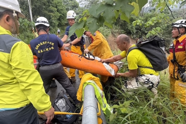 高雄山區暴雨釀災 南橫公路車輛墜谷釀1死4失聯 警消續搜尋