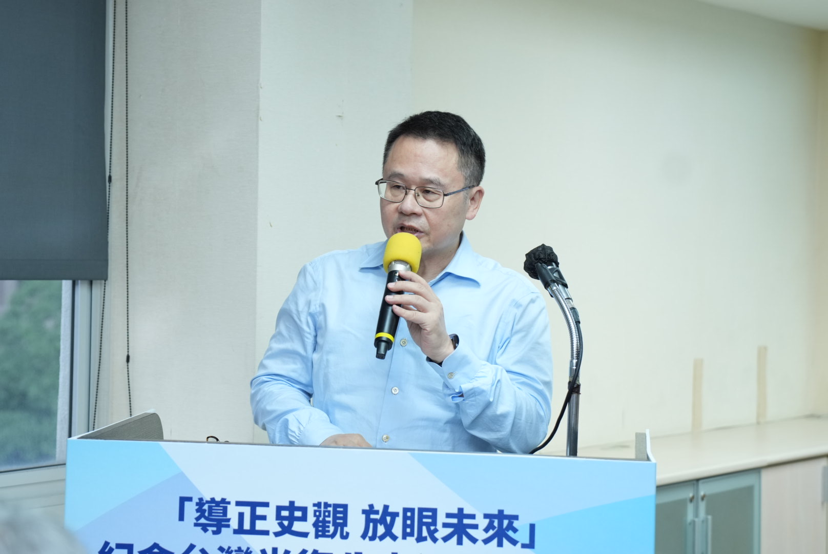 由梅花媒體集團主辦、中華婦女黨協辦的「導正史觀，放眼未來」紀念台灣光復80周年研討會22日登場。圖為梅花媒體集團董事長王綽中。圖/記者陳思豪攝