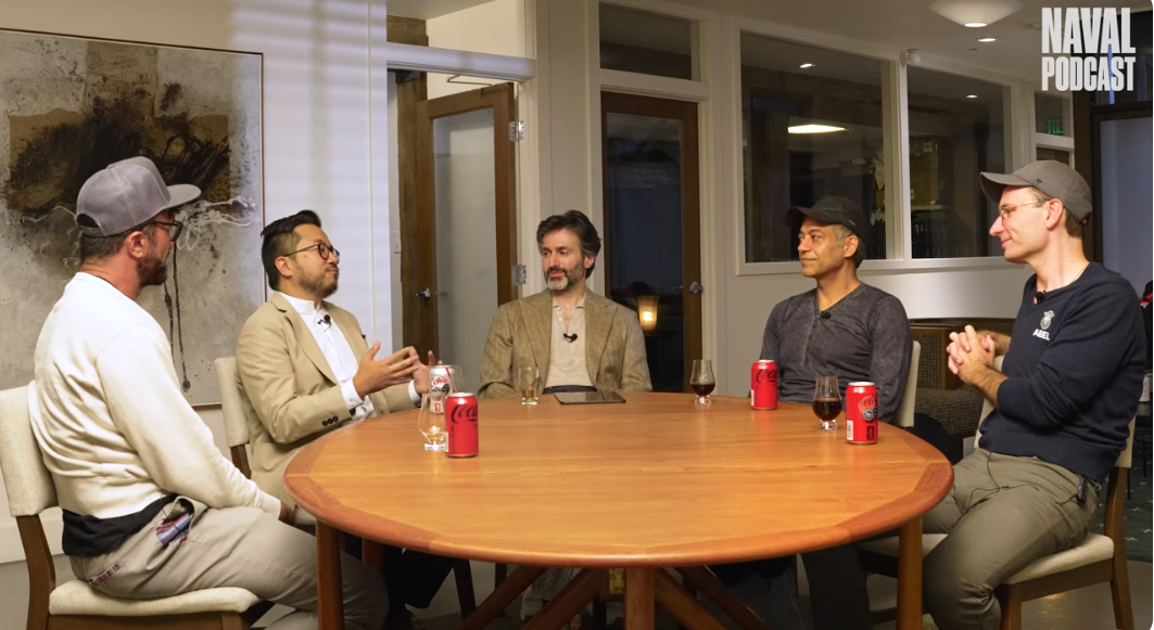 納瓦爾（右2）邀請Y Combinator執行長Garry Tan（左2）、Abel創辦人Daniel Francis（左），及A-LIST創辦人Farbood Nivi（左3）等人對談。圖／翻攝自Naval和Nivi YT頻道