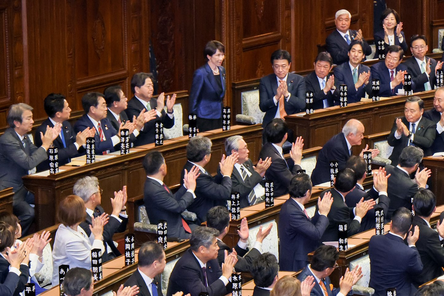 從日本國會議員的掌聲中，可見高市早苗的「強軍」政策在日本具高人氣。圖／取自高市早苗Ｘ