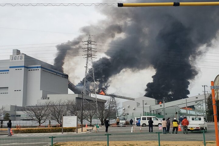 日本愛知縣火力發電廠爆炸起火　濃密黑煙湧出如地震搖晃