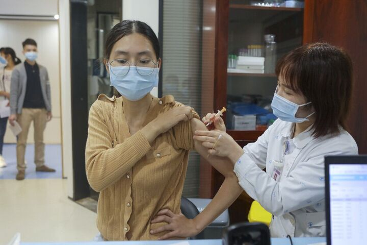 台灣新冠疫情急升！上周門急診就診人次暴增43.8%　重症9成未打本季疫苗