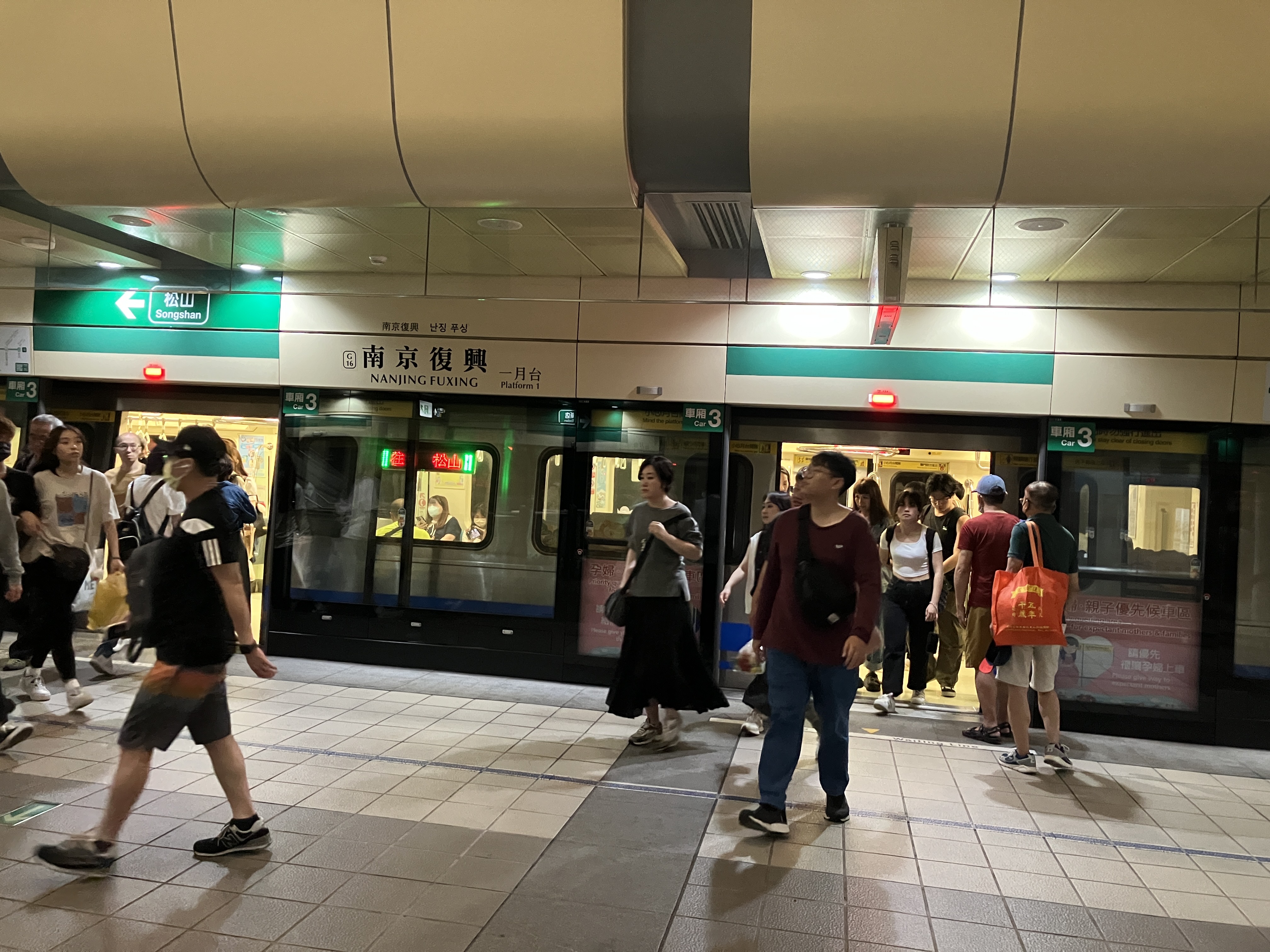 北捷為提升服務品質，預計在6月底前完成全線117個車站的列車日語、韓語到站廣播，屆時每站都會又6種語言的到站廣播。圖/讀者提供