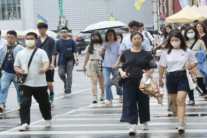 今天水氣仍偏多　中部以北、宜花留意短延時強降雨