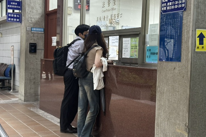 被告前警政監林明佐的家人與律師13日上午為其辦理交保程序。圖/中央社