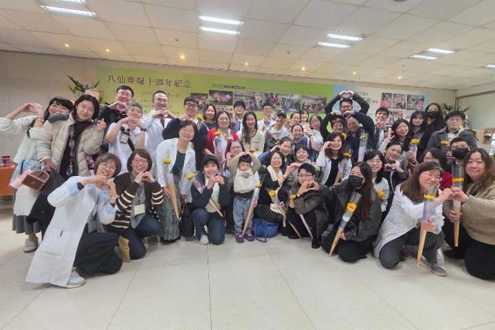 林口長庚整形外科團隊與傷友合影。圖/林口長庚醫院提供