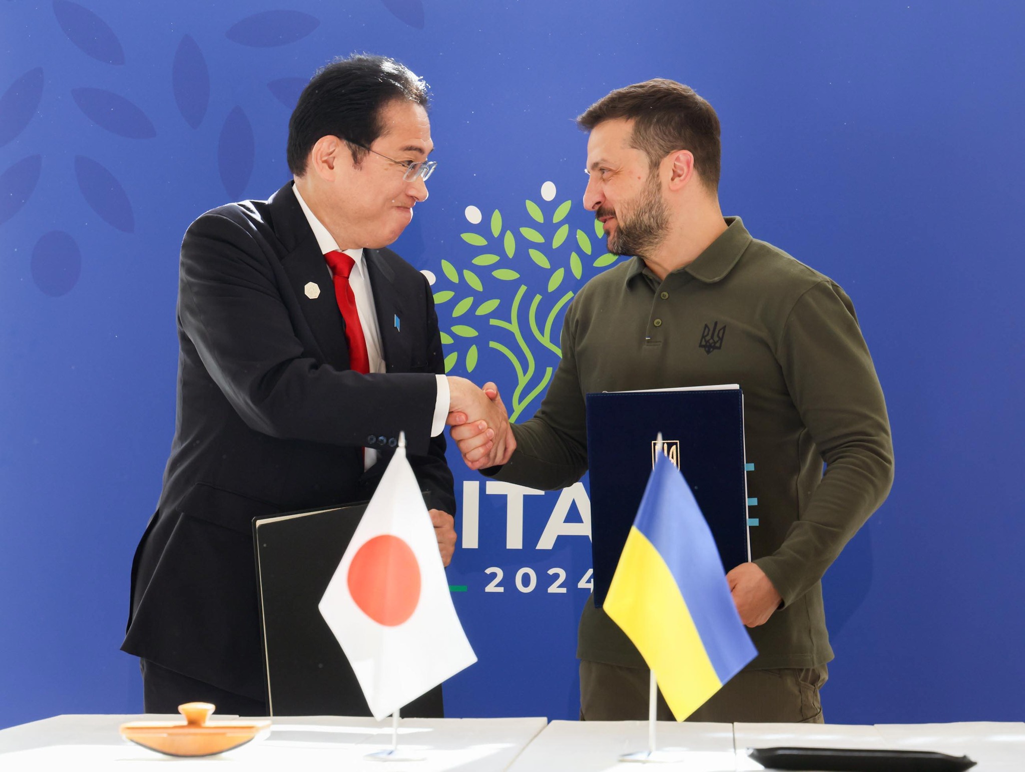 日本首相岸田文雄（左）與烏克蘭總統澤倫斯基（右）簽署一份雙邊安全協議，強化基輔抗俄能力。圖/首相官邸臉書