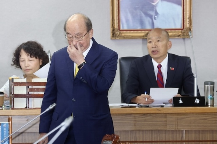 民進黨立法院黨團總召柯建銘（中）的去留近來成為話題，圖為立法院長韓國瑜（右）28日在立法院召集黨團協商。圖/中央社