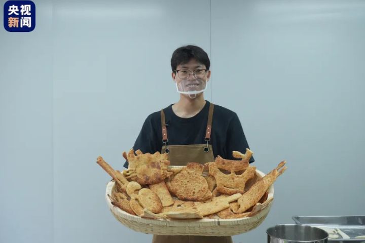 創意燒餅全靠手工雕刻，每天僅限量製作三十多個，堅持優先滿足小朋友，每人限購一個，不支持代購。圖/取自央視