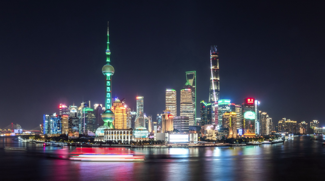 現今夜晚仍燈火通明的上海已非1990年代的上海，不可同日而語。圖/取自新華社