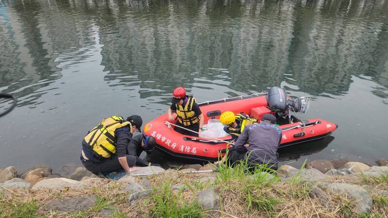 高雄警方持續針對張姓嫌犯涉犯連環殺人分屍案持續搜查，並打撈受害者遺骸。圖/中央社