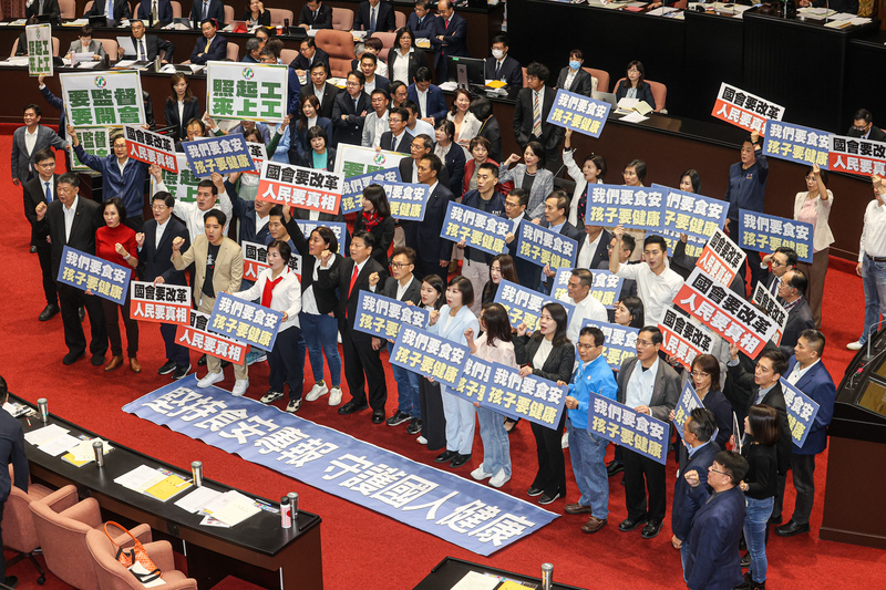 立法院第11屆第1會期20日開議，國民黨立委在議場內拿出「我們要食安 孩子要健康」、「國會要改革 人民要真相」等看板，民進黨立委則高舉「要監督 要開會」、「照起工 來上工」等字卡反擊，雙方人馬在會中僵持不下。圖／中央社