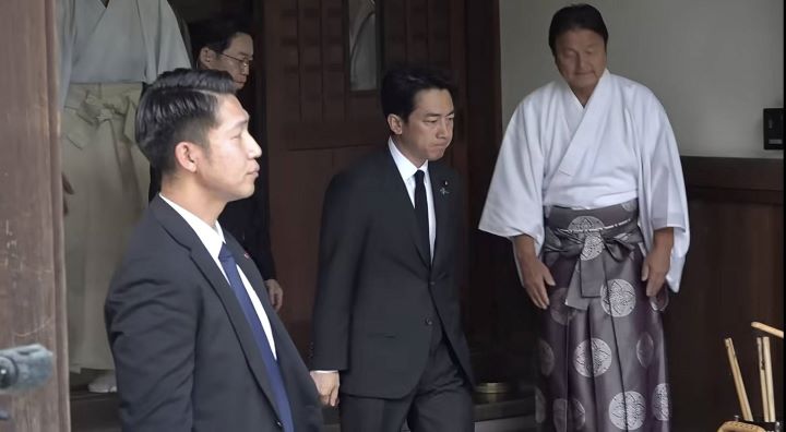 日本防衛大臣小泉進次郎8月15日前往東京靖國神社參拜，成為繼2024年木原稔（Minoru Kihara）後，再度在終戰紀念日參拜靖國神社的現任防衛大臣。圖／共同通信社影片截圖