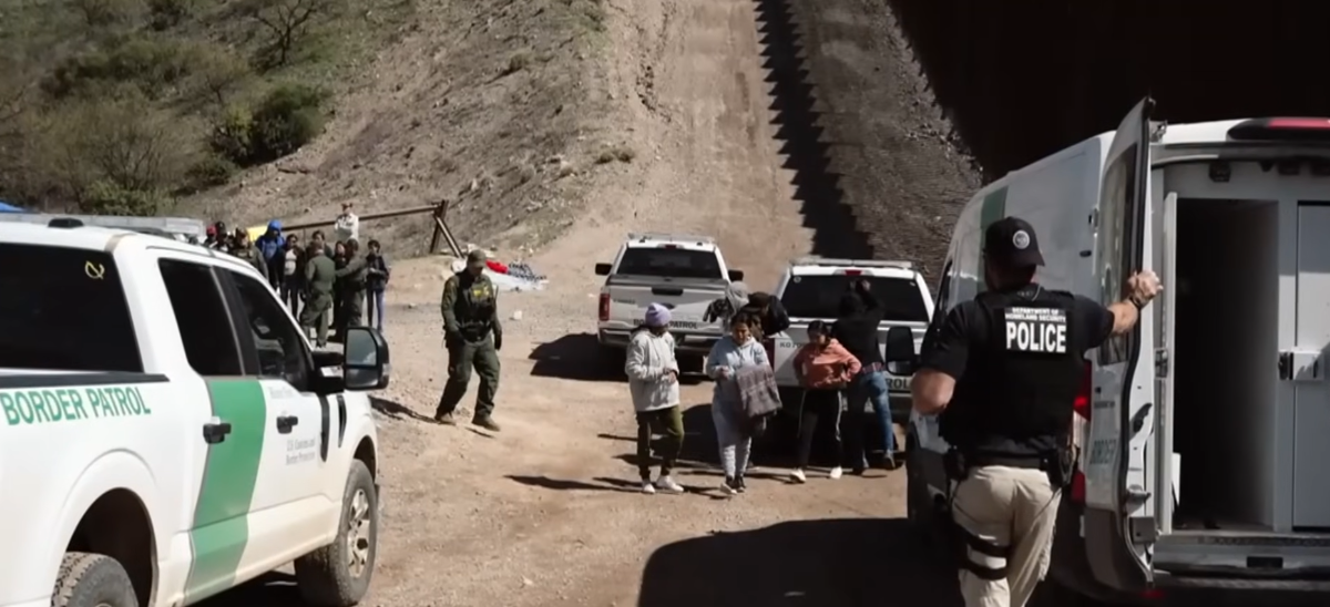 自去年10月至今年2月，每月跨越美墨邊境的移民遽增。圖/翻攝自CBS News YouTube頻道