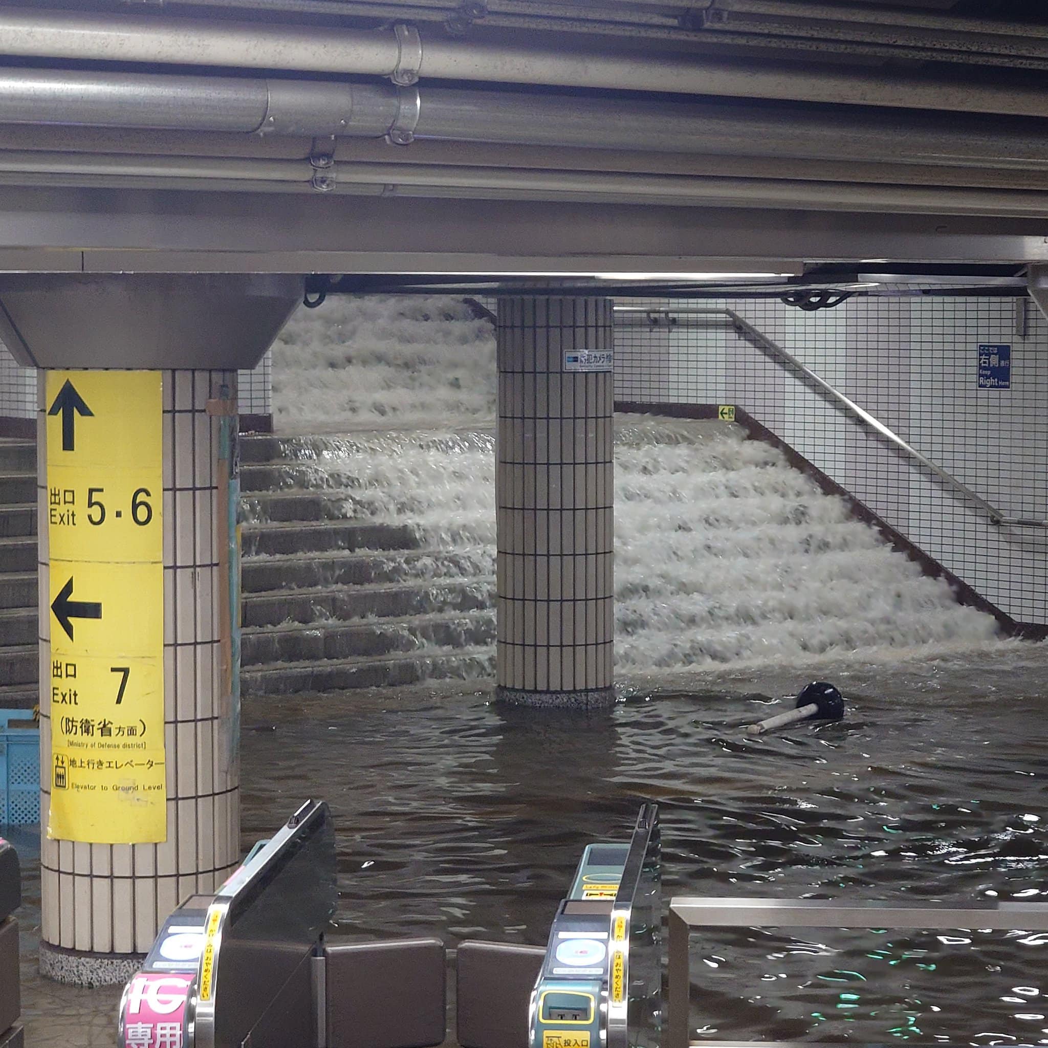 大水灌入地鐵市ヶ谷駅。圖/取自とれいんふぉ《推特》