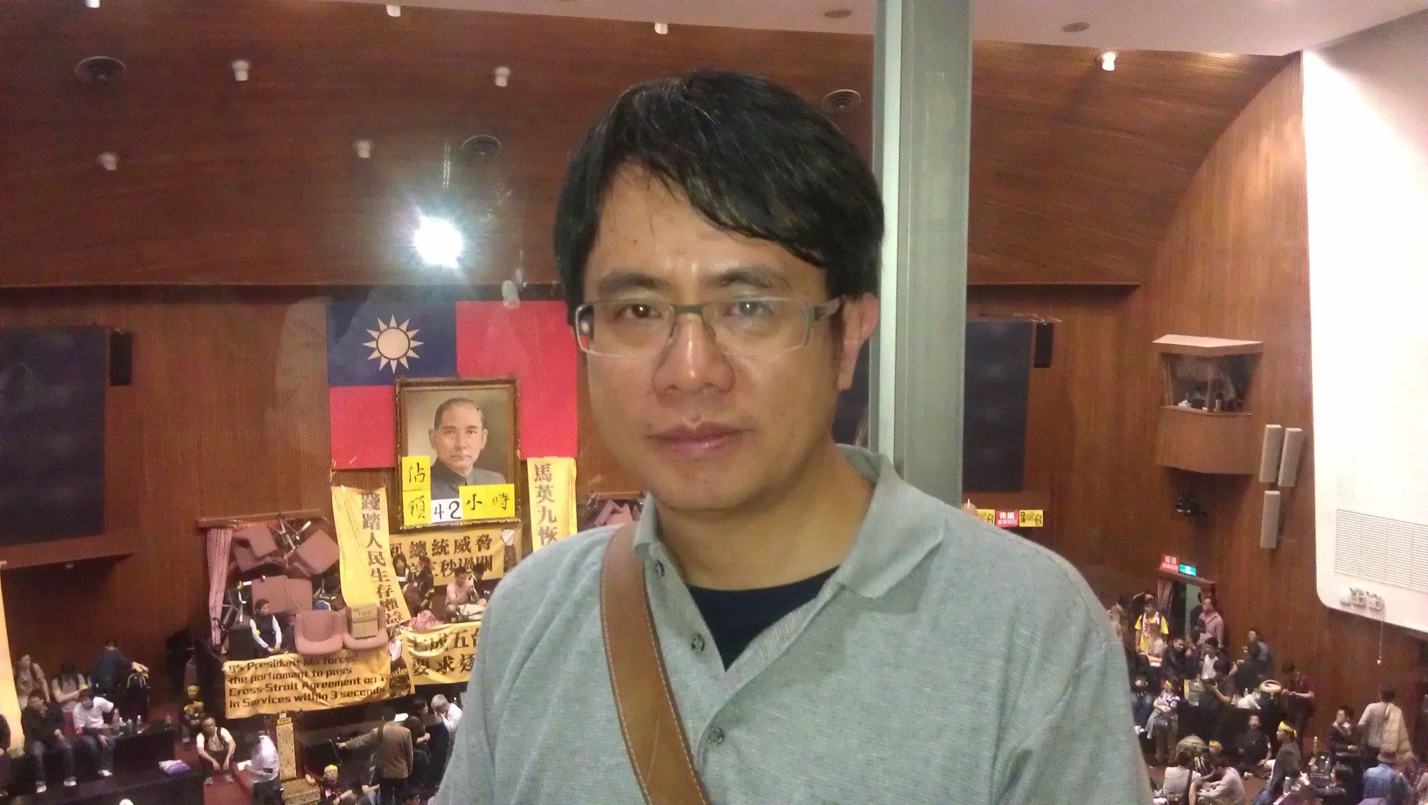 被視為深綠的學者顏厥安，站出來反對「大罷免」引發不少人迴響，圖為2014年「318」（太陽花學運）在立法院的顏厥安。圖／取自Chueh-an Yen 臉書
