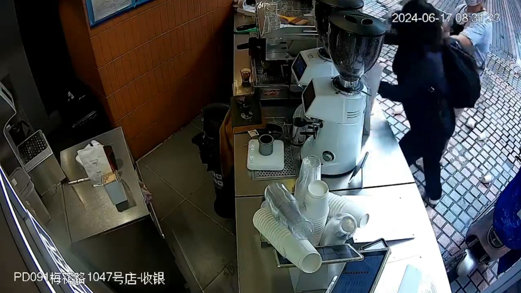 Manner咖啡梅花路1047號門店，男子打顧客耳光。圖/截自監控視影片