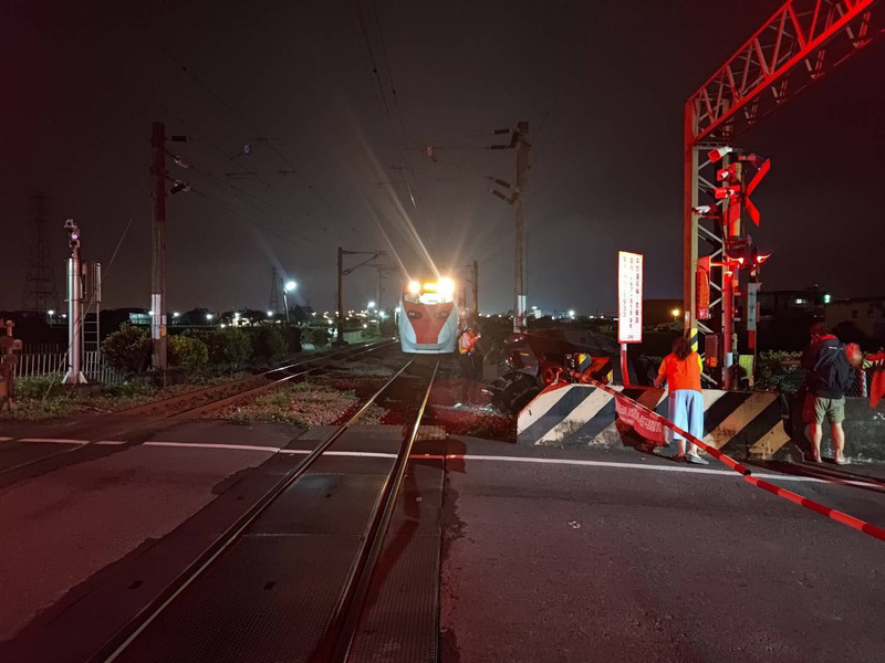 驚險！轎車失控闖武暖平交道 普悠瑪急煞幸無傷