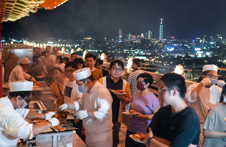 圓山高空中秋烤肉宴結合城市夜景、星空月色與豐盛海陸美饌,適合家庭聚會、情侶摯愛與三五好友相約到訪。圖/圓山大飯店提供