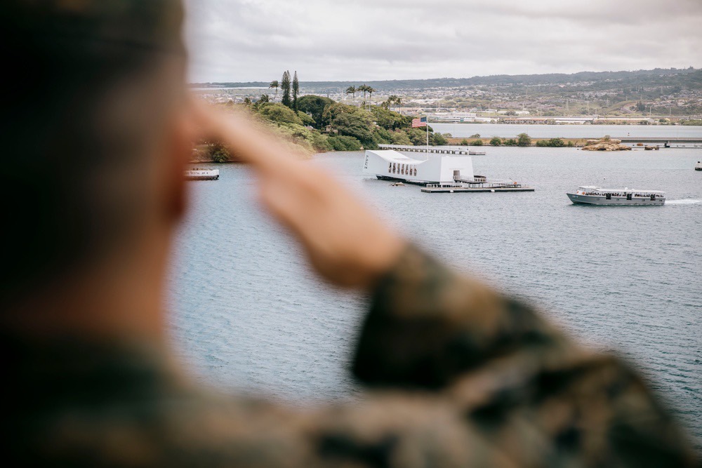 6 月21 日，當兩棲船塢登陸艦USS Germantown (LSD 42) 駛入夏威夷珍珠港，參加2024 年環太平洋演習(RIMPAC) 時，一名美國海軍陸戰隊員行禮致敬。圖/取自U.S. Navy