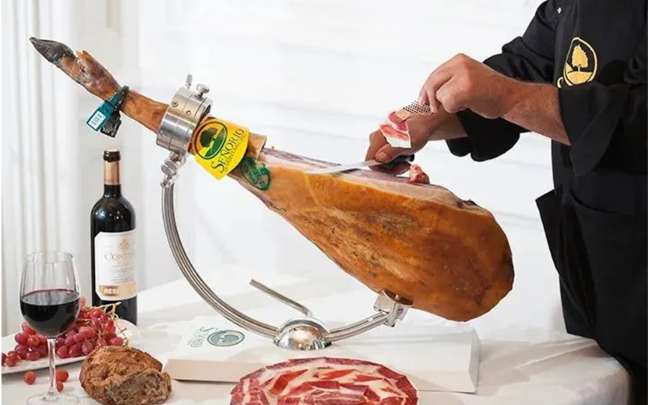 中國大陸消費者愛吃高價的伊比利火腿，2024年進口約合400億台幣的西班牙豬肉。圖/取自中國網