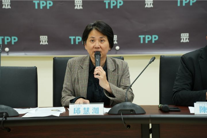出國黏徐佳青回國罵假考察　邱慧洳反駁：監督政府是立委職責