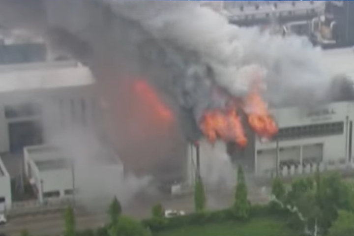 大火從廠房2樓竄出，濃煙密布。圖/取自SBS官方《YouTube》頻道