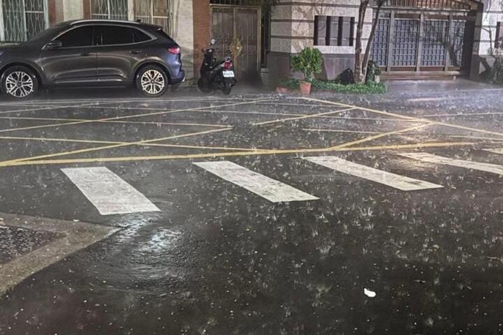 新北勢汐止凌晨大雷雨伴隨冰雹。圖/取自爆廢公社