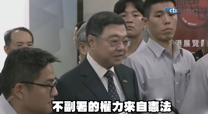 行政院長卓榮泰主張「不副署的權力來自憲法」，並稱行政院有責任讓違憲法案不能實現。圖／擷取自中天新聞YouTube影片