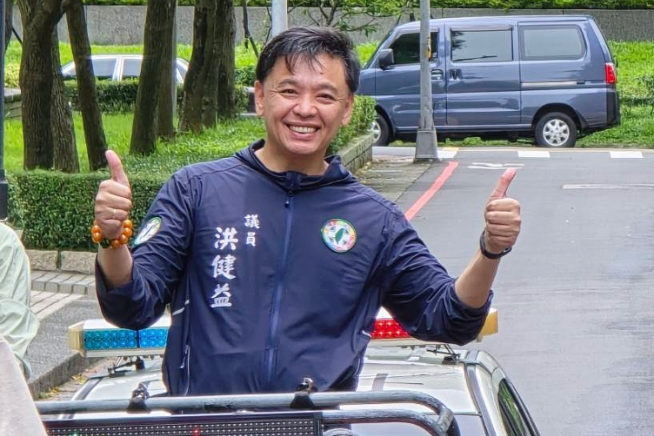 爽中頭獎800萬？綠議員坦承後又稱是玩笑　藍營：反應太真實