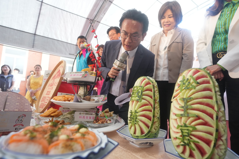 為推廣台南市中西區國華街的美食小吃，台南市政府19日將舉辦「2025台南國華松王宴」活動，民進黨立委林俊憲（右2）3日邀請主辦單位到立法院康園餐廳前廣場擺攤宣傳，並一一介紹台南美食。圖/中央社