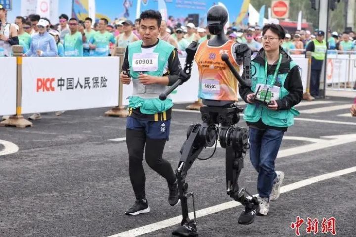 北京亦莊4月再辦人形機器人「跑半馬」　300「選手」申請出戰