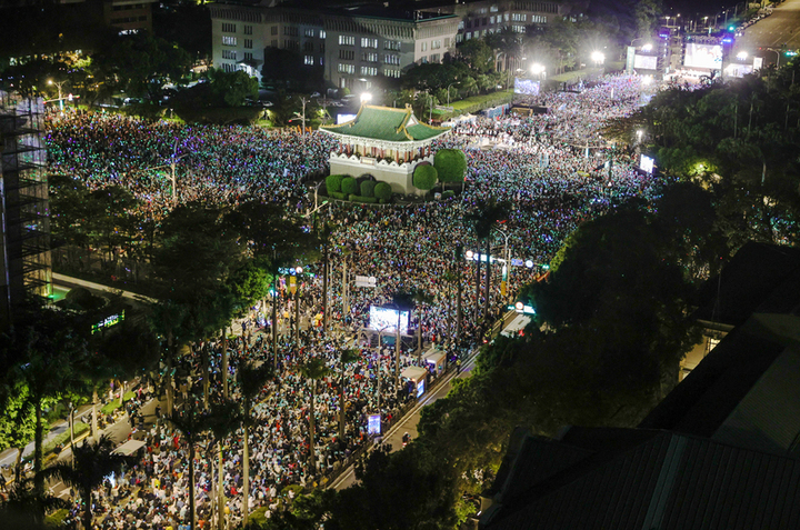 台灣民眾黨選前之夜造勢晚會12日在台北凱達格蘭大道登場，大批支持者擠滿會場，將景福門團團包圍。圖/取自中央社