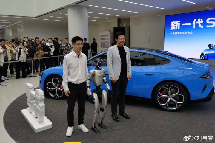 3月19日小米新品發佈,小米集團創始人、董事長兼CEO雷軍對王興興(左)說:「謝謝你啊,五年前給了我們一個投資(宇樹)的機會」。圖/取自劉昌睿微博