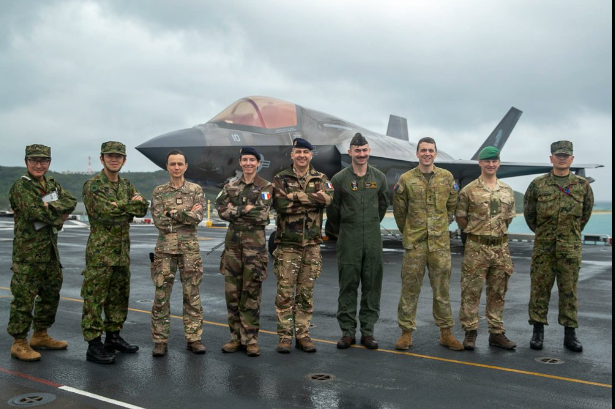 駐日美軍的兩棲攻擊艦「的黎波里號」（USS Tripoli）和其海軍陸戰隊現在正前往中東。圖/取自駐日美軍X