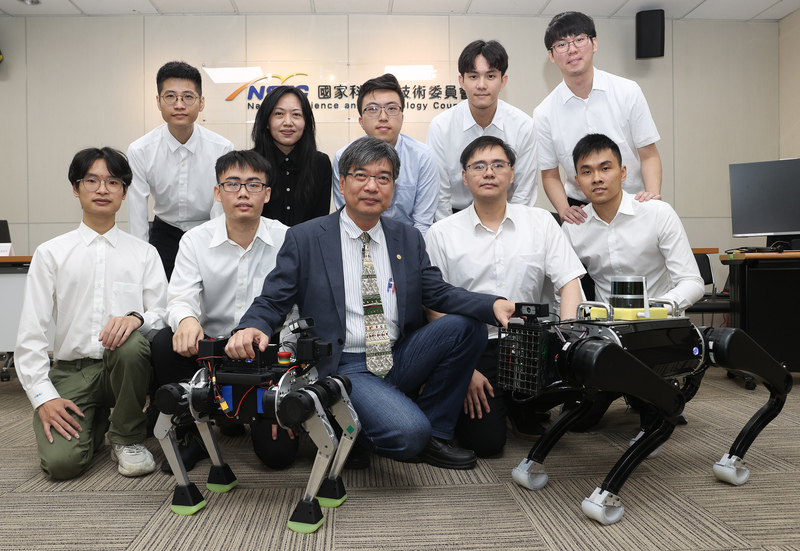 台大機械系教授郭重顯帶領研究團隊在國科會支持下，成功打造台灣首創且自主研發的AI機械狗，29日在國科會舉行的記者會上亮相。圖/中央社