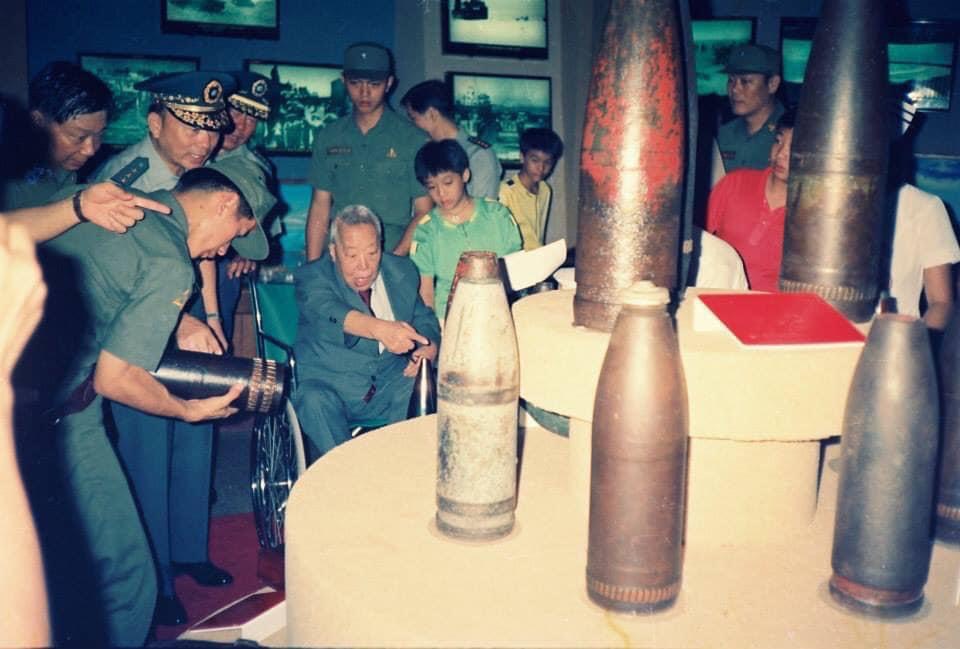 1988年八二三30週年時,俞大維部長(坐輪椅者)重返金門戰地。圖/李吉安提供
