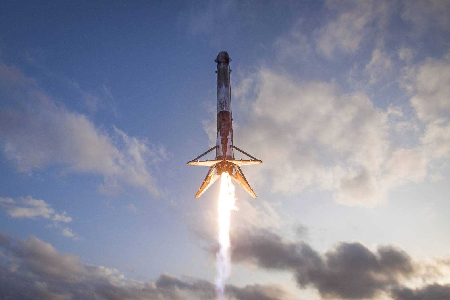 SpaceX早將火箭回收與重複使用常態化。圖為2017年SES-10任務中,獵鷹9號第一級助推器返回著陸。圖/取自Shutterstock