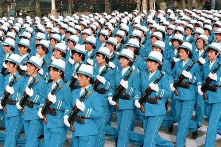 1984年的朝陽女兵以藍白作為服裝色調。圖/翻攝自新民週刊
