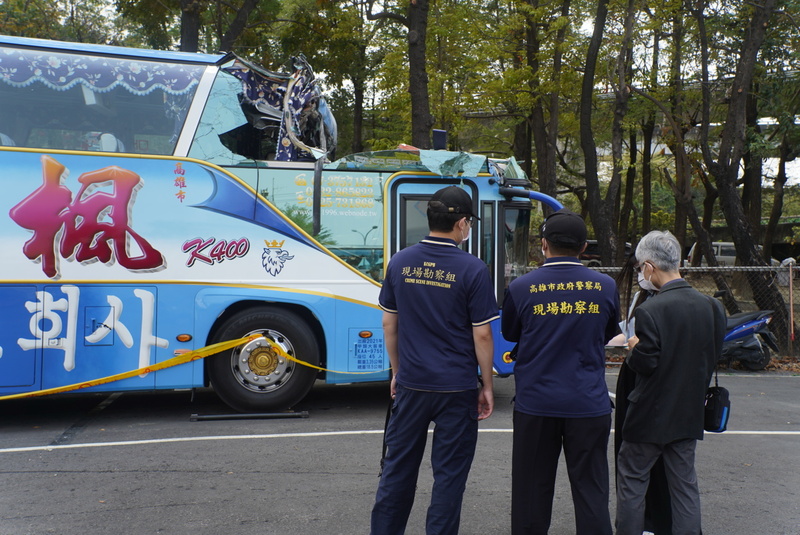 遊覽車自撞事故 駕駛稱為省時釀禍 反控涵洞設計不良