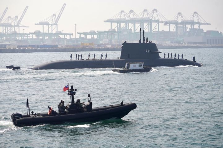 潛艦國造原型艦海鯤艦29日上午首度進行潛航測試，在層層戒備下出海。圖/中央社
