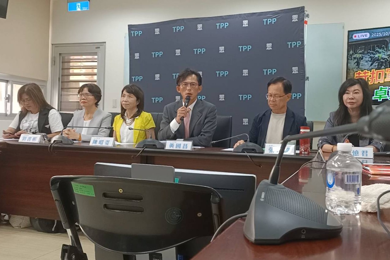 民眾黨團7日召開記者會宣布，因民進黨政府違法不編入《軍人待遇條例》、《警察人員人事條例》相關預算，黨團將退回總預算並告發行政院長卓榮泰瀆職。圖/記者簡立欣攝