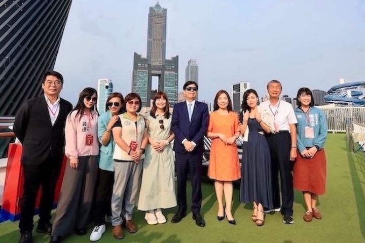 高雄市長陳其邁於6月30日拋出交棒說，想要去雲遊四海，此引起議論。圖為陳其邁（右五）與邱議瑩（左三）等人士參加麗星郵輪「領航星號」首航。圖/高市府提供